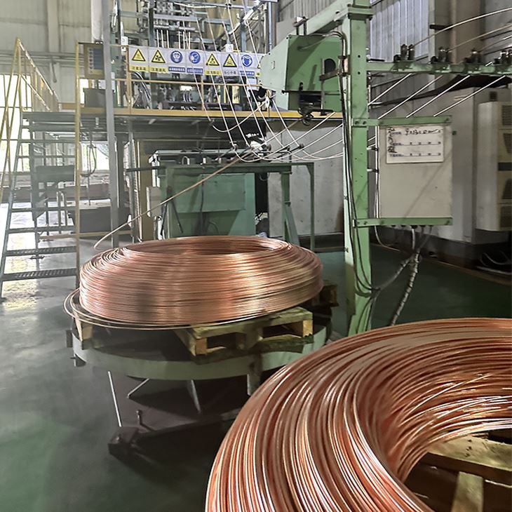 Machine de coulée continue de cuivre vers le haut